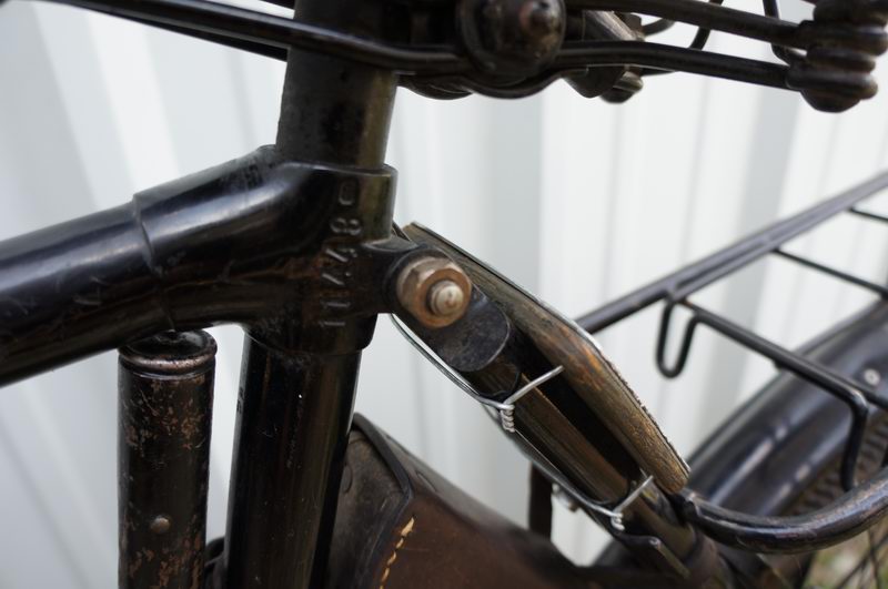 Features: 
Lights with Dyno 
One Gear 
Brakes: Fro ..