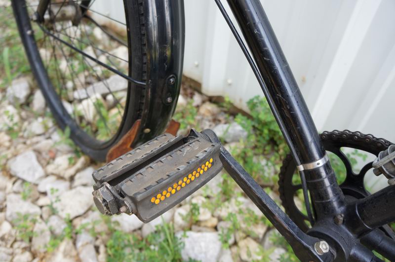 Features: 
Lights with Dyno 
One Gear 
Brakes: Fro ..