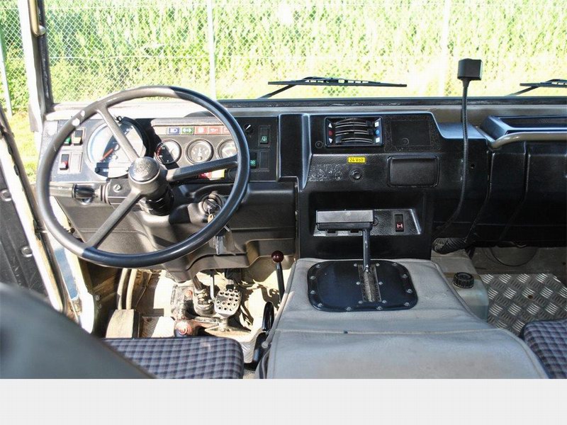 2.4L  6 Cylinder  Turbo Diesel   105HP
4 Speed Aut ..
