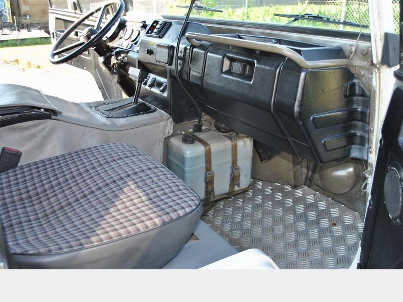 2.4L  6 Cylinder  Turbo Diesel   105HP
4 Speed Aut ..