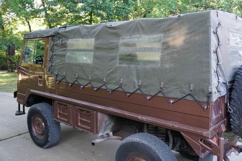 Troop Carrier with 4 rear seats. 
In good mechani ..