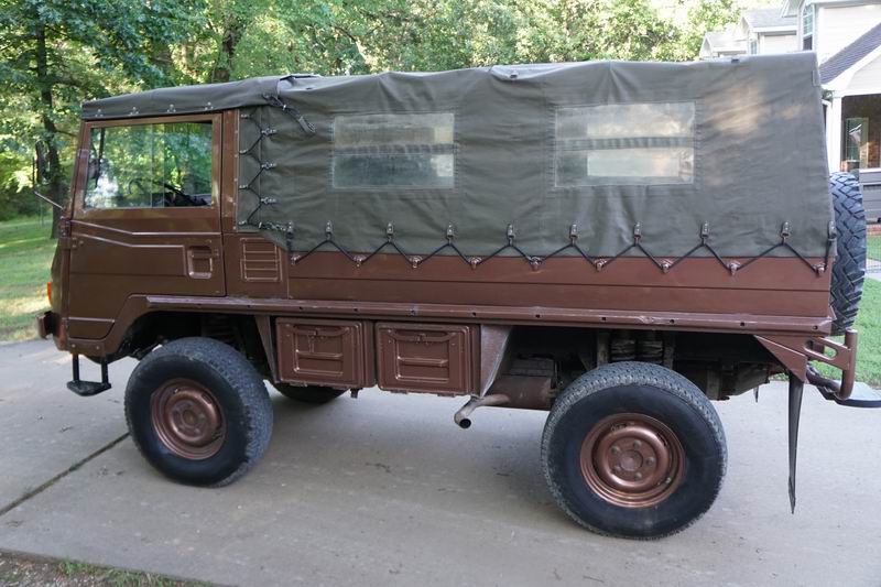 Troop Carrier with 4 rear seats. 
In good mechani ..