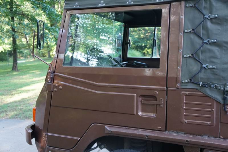 Troop Carrier with 4 rear seats. 
In good mechani ..