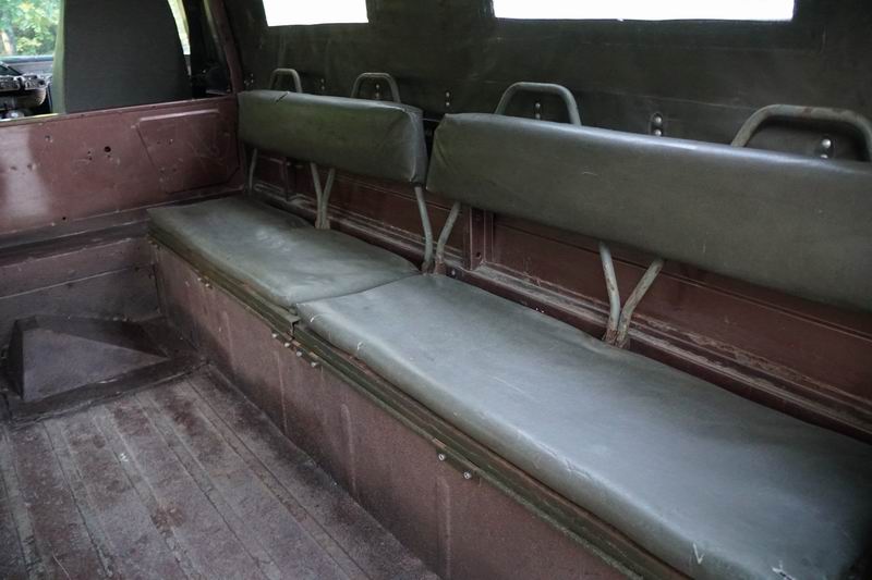 Troop Carrier with 4 rear seats. 
In good mechani ..