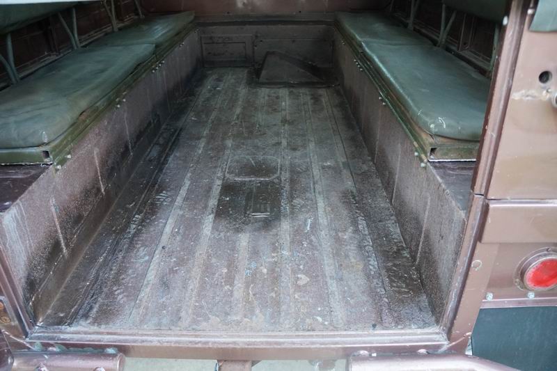 Troop Carrier with 4 rear seats. 
In good mechani ..