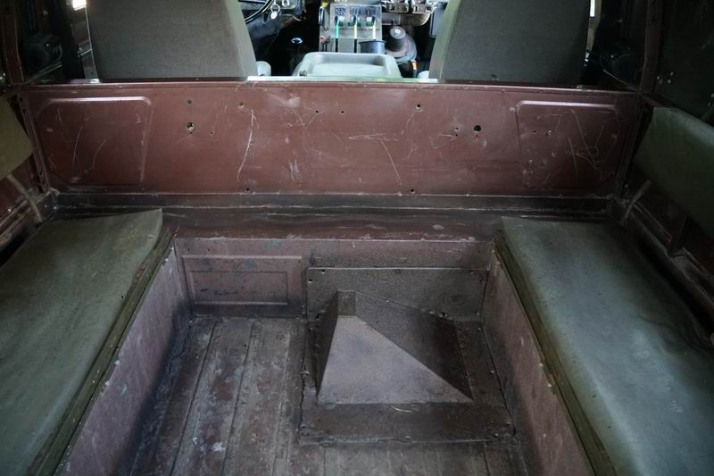 Troop Carrier with 4 rear seats. 
In good mechani ..
