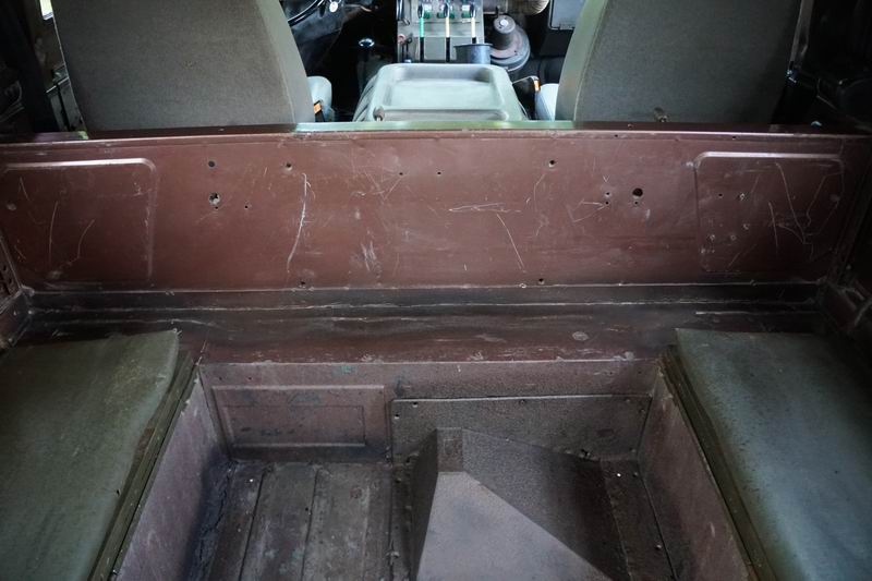 Troop Carrier with 4 rear seats. 
In good mechani ..