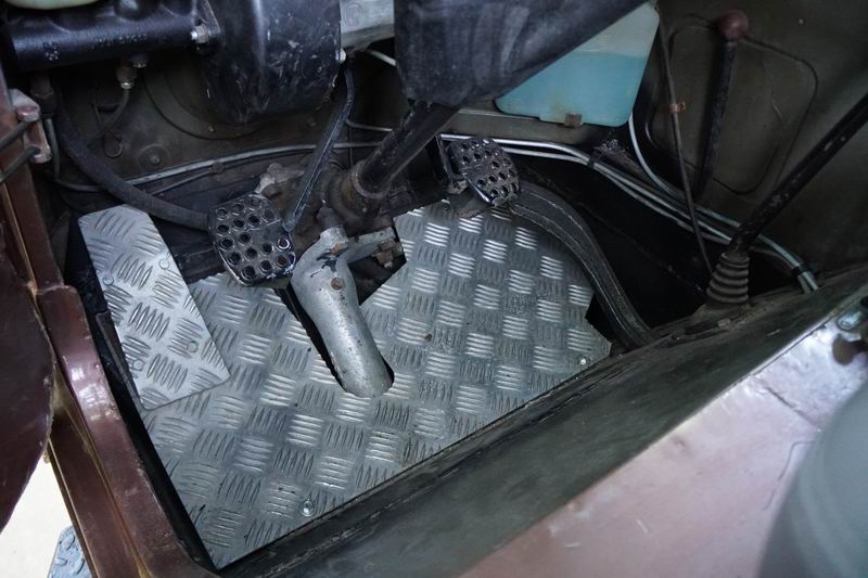 Troop Carrier with 4 rear seats. 
In good mechani ..