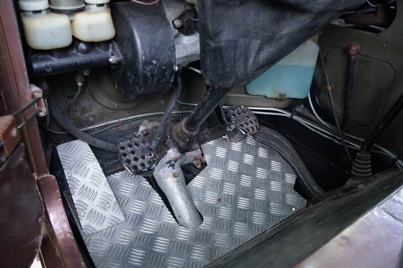 Troop Carrier with 4 rear seats. 
In good mechani ..