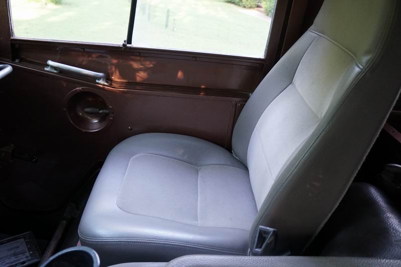 Troop Carrier with 4 rear seats. 
In good mechani ..