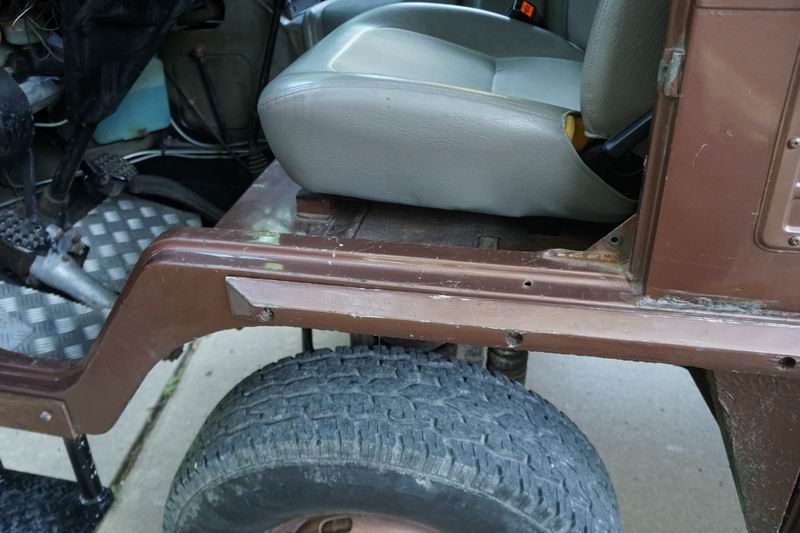 Troop Carrier with 4 rear seats. 
In good mechani ..