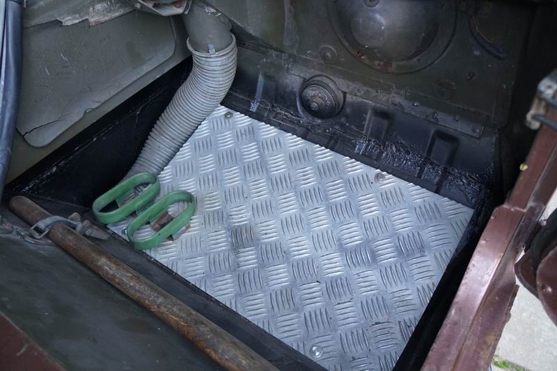 Troop Carrier with 4 rear seats. 
In good mechani ..