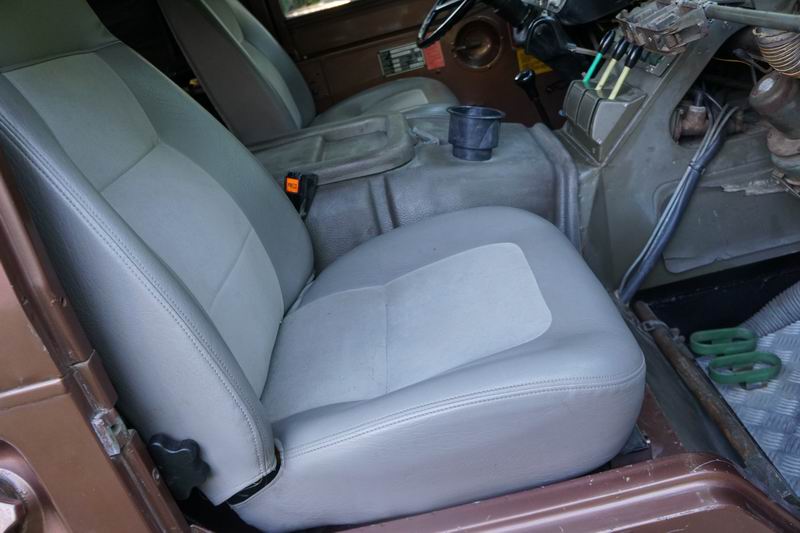 Troop Carrier with 4 rear seats. 
In good mechani ..