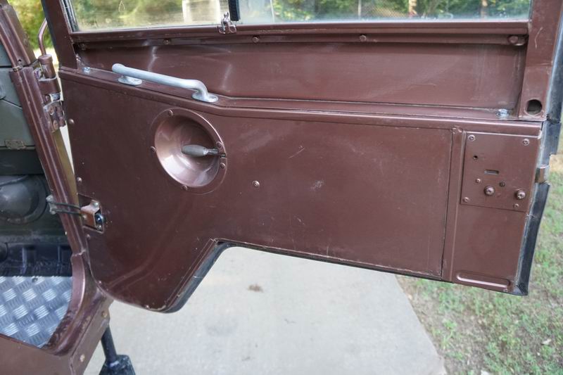 Troop Carrier with 4 rear seats. 
In good mechani ..