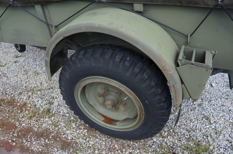 Single Axle Trailer 8ft long Cargo area.
Surge Bra ..
