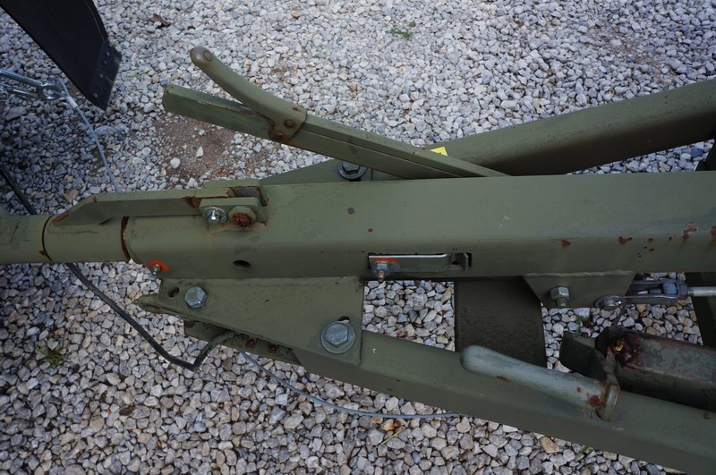 Single Axle Trailer 8ft long Cargo area.
Surge Bra ..